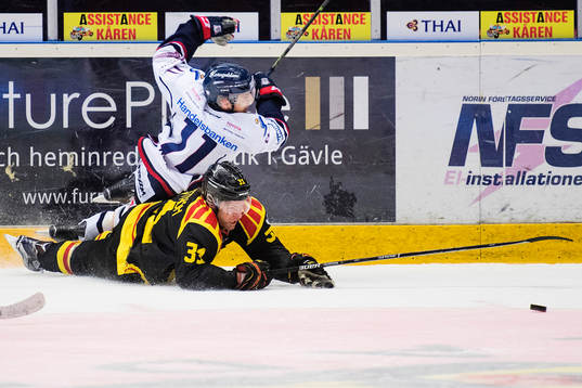 Linköpings Garret Roe faller över Brynäs Jonathan