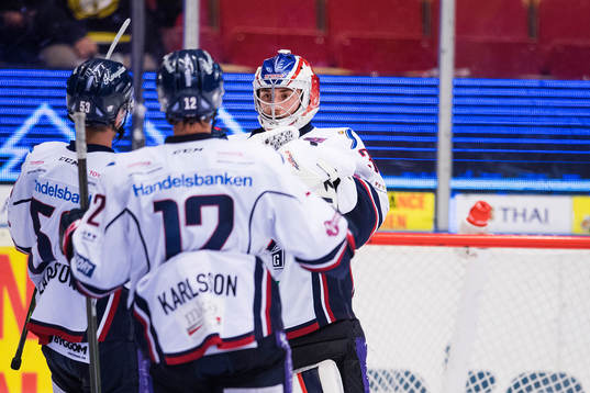 Linköpings spelare jublar med målvakt Jacob Johansson
