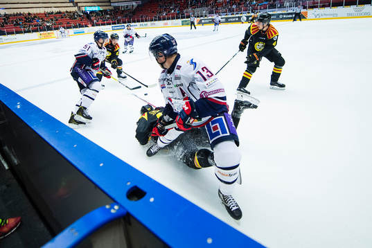 Brynäs Jörgen Sundqvist trycks ner av Linköpings Andrew