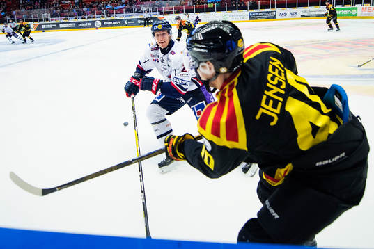 Linköpings Emil Sylvegård utmanar Brynäs Jesper Jensen