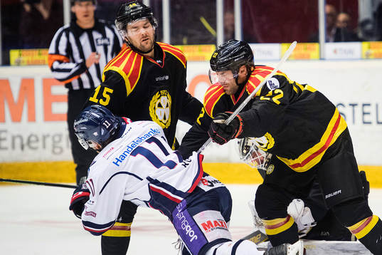 Brynäs Jörgen Sundqvist trycker till Linköpings Garret