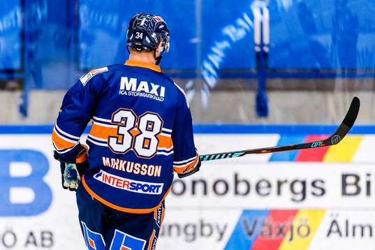 Växjös spelare värmer i tröjor med nummer 38 på ryggen