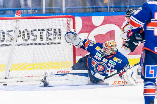 Luleås Christopher Mastomäki trycker in pucken i mål