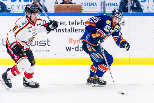 Växjös Liam Reddox jagas av Luleås Craig Schira