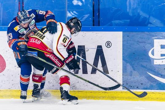 Luleås Craig Schira tacklar Växjös Sam Marklund