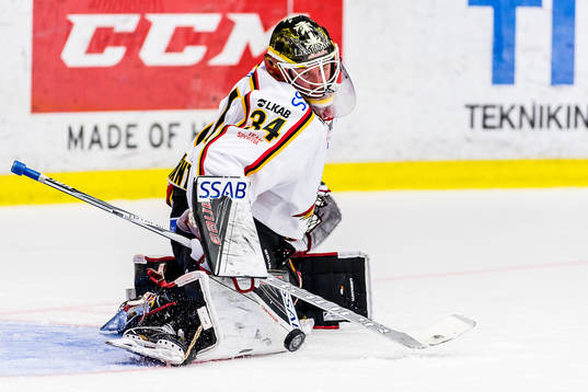 Luleås målvakt Joel Lassinatti stöter undan pucken