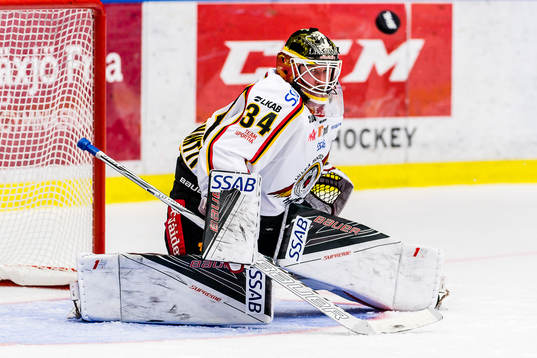Luleås målvakt Joel Lassinatti fokuserar på pucken