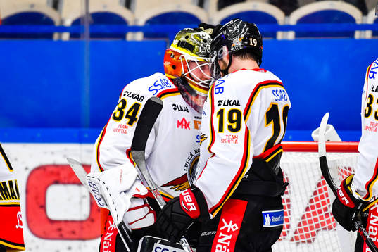 Luleås målvakt Joel Lassinatti och Jacob Lagacé jublar