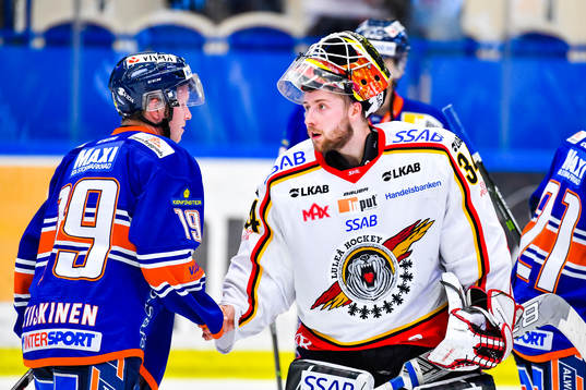 Växjös Tuomas Kiiskinen och Luleås målvakt Joel