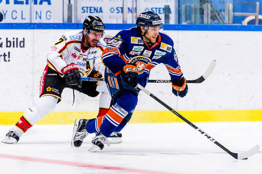 Växjös Eric Martinsson jagas av Luleås Jan Sandström