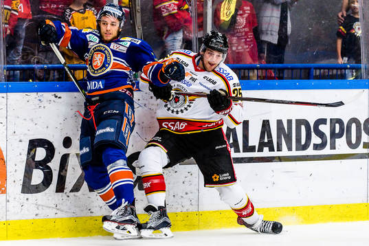 Luleås Anton Hedman tacklar Växjös Eric Martinsson