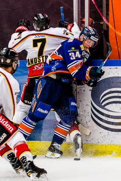 Växjös Olli Palola tacklar Luleås Jan Sandström