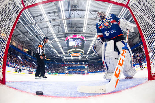 Växjös målvakt Joacim Eriksson deppar och plockar pucken