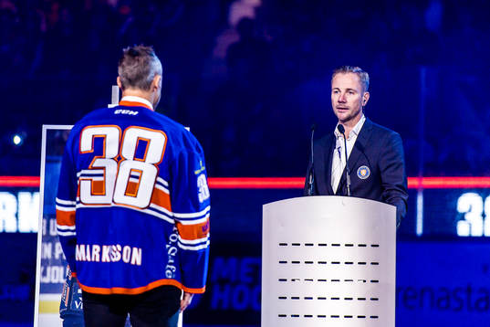 Växjös sportchef Henrik Evertsson håller tal när