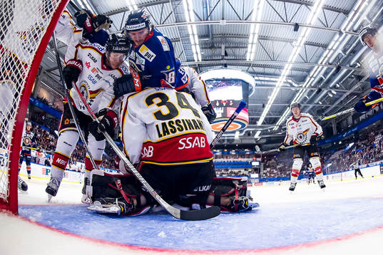 Växjös Dennis Everberg oroar vid Luleås målvakt Joel