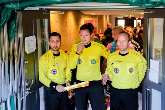 Matchens domare Martin Strömbergsson före fotbollsmatchen