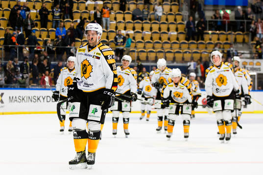 Skellefteås Pontus Petterström med lagkamrater deppar