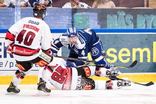 Leksands Nichlas Torp  tacklar Örebros Kalle Olsson i
