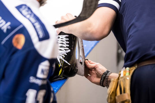 Slipning av skridskor innan ishockeymatchen i SHL mellan