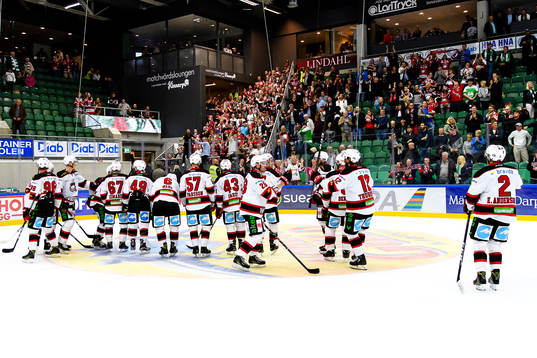 Malmö Redhawks spelare tackar sina supporters som jublar
