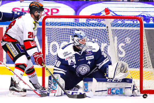 Örebros Greg Squires oroar framför Leksands målvakt