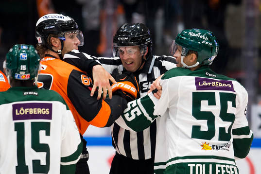 Karlskronas Daniel Gunnarsson i bråkar med Färjestads
