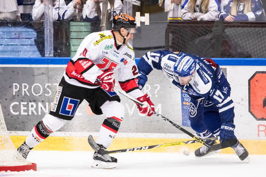 Leksands Jesper Ollas i kamp om pucken med Örebros Marcus