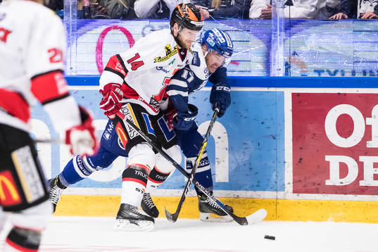 Örebros Tom Wandell och Leksands Jesper Ollas i kamp om