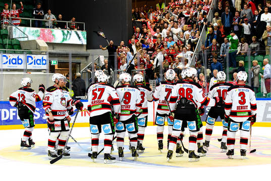 Malmö Redhawks spelare tackar sina supporters som jublar