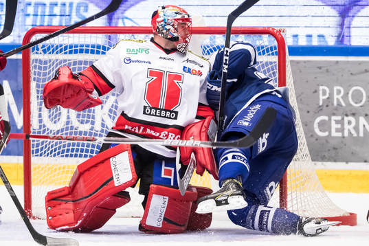 Leksands Sondre Olden åker in i målet bakom Örebros