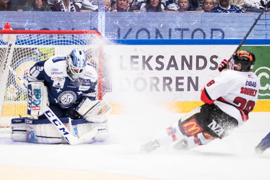 Leksands målvakt Henrik Haukeland räddar chans från