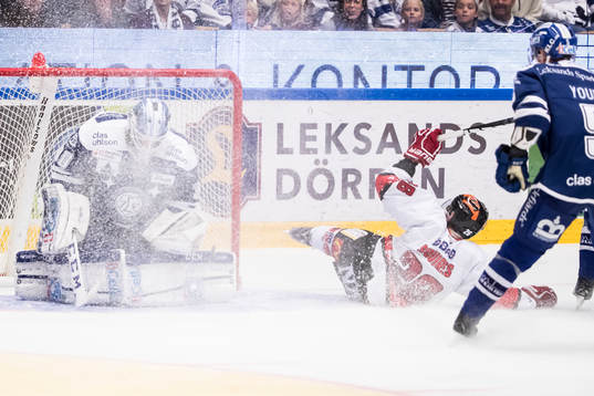 Leksands målvakt Henrik Haukeland räddar chans från