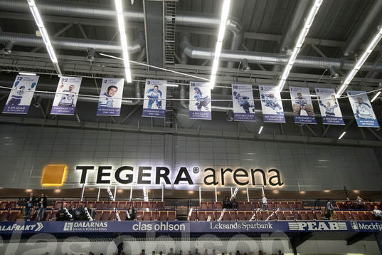 Hissade flaggor i taket på Tegera Arena i ishockeymatchen