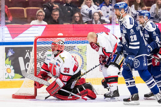 Örebros målvakt Julius Hudacek Örebros Joel Mustonen