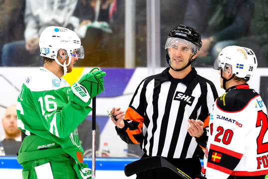 Domare Linus Öhlund påtar med Rögles Christopher