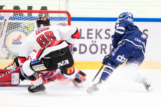 chans för Leksands Johan Olofsson i ishockeymatchen i SHL