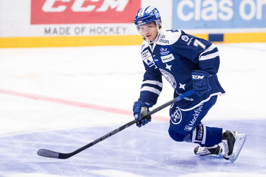 Leksands Johan Olofsson i ishockeymatchen i SHL mellan
