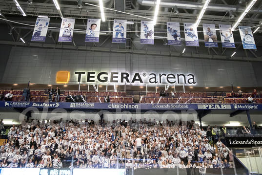 Hissade flaggor i taket på Tegera Arena i ishockeymatchen