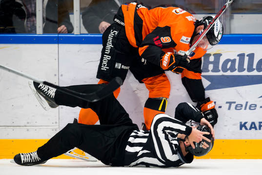Karlskronas Morten Madsen tar ner domare Johan Löfgren