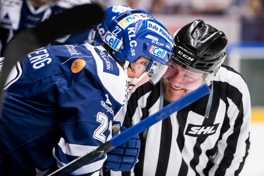 Leksands Martin Grönberg och linjedomare Marcus Burman i