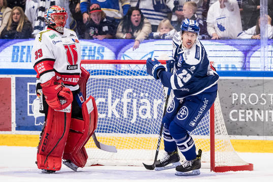 Leksands Sondre Olden åker in i målet bakom Örebros