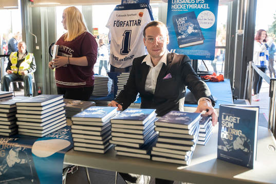 Författaren till boken Laget som aldrig dör Daniel