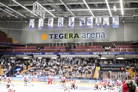 Hissade flaggor i taket på Tegera Arena i ishockeymatchen