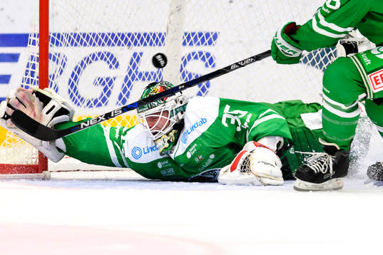 Rögles målvakt Oscar Dansk släpper in 2-2 pucken av