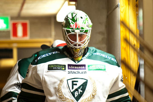 Färjestads målvakt Stefan Steen koncentrerad