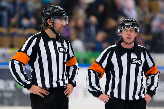 Domarna Mikael Sjöqvist och Mikael Holm