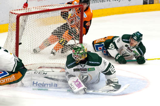Färjestads målvakt Stefan Steen följer pucken med