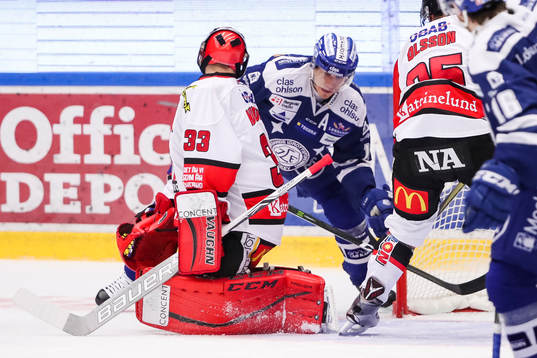 Leksands Jon Knuts bakom Örebros målvakt Julius Hudacek