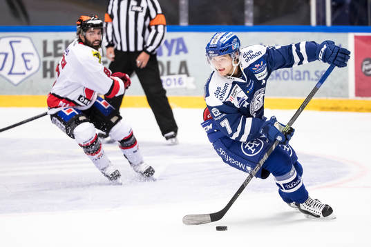 Leksands Johan Olofsson i ishockeymatchen i SHL mellan
