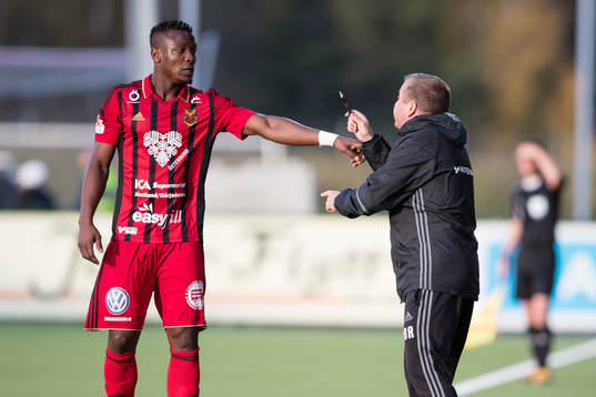 Östersunds assisterande tränare Billy Reid pratar med